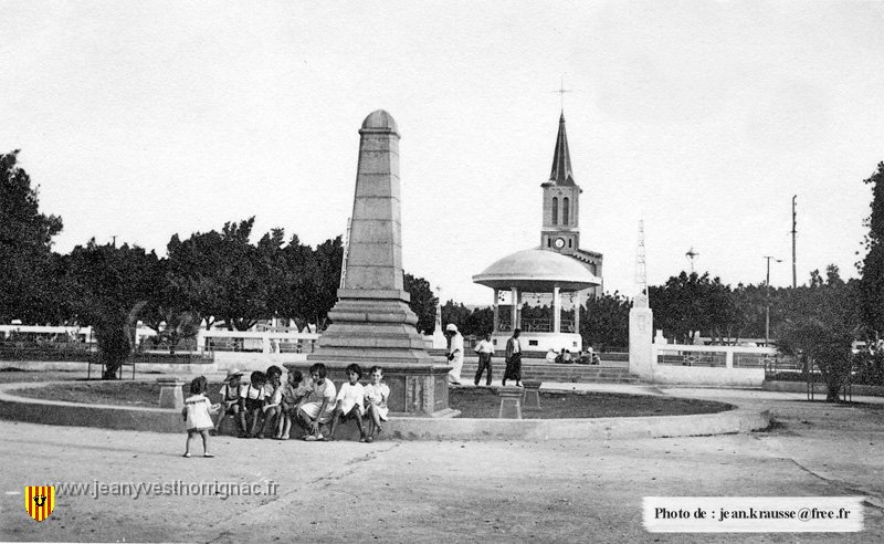 04 1938 Ain El Arba copie.jpg - La place avec le monument aux morts et son kiosque à musique - 1938. (photo jean Kraussse)